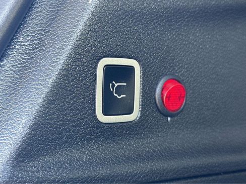 Used 2024 Chrysler Pacifica Touring image 42