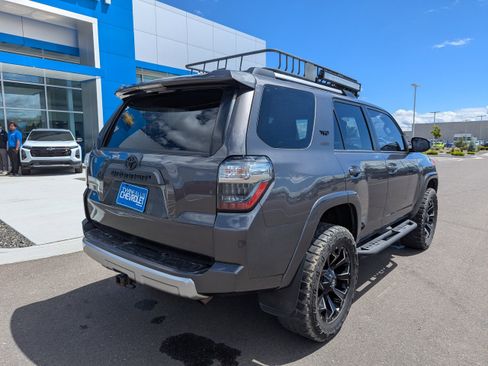 Used 2018 Toyota 4Runner TRD Off-Road AWD/4WD image 37