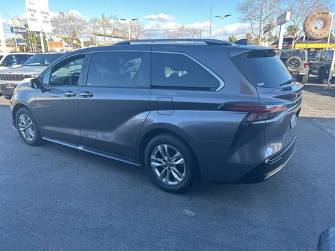 Used 2022 Toyota Sienna Limited image 4