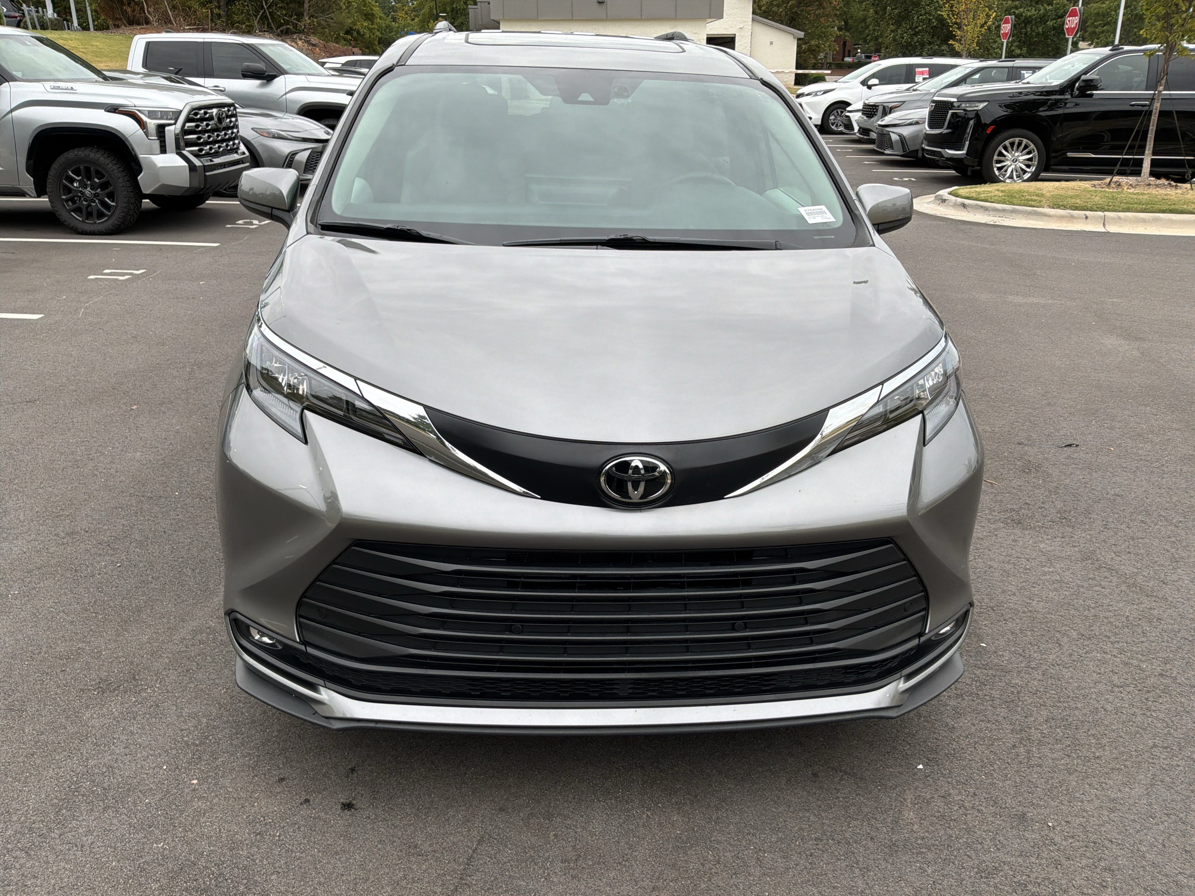 Used 2026 Toyota Sienna XLE FWD image 3