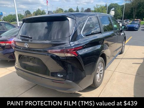 Used 2025 Toyota Sienna XLE AWD/4WD image 3