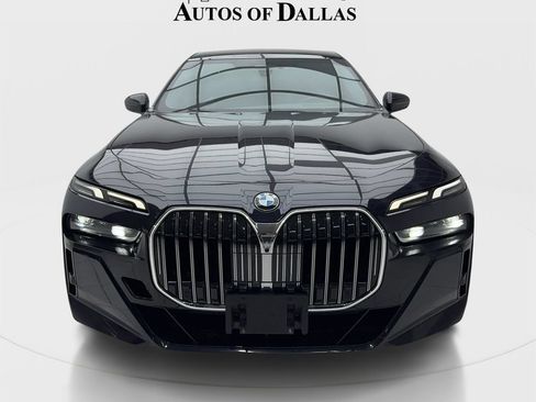 Used 2023 BMW 740i w/ Luxury Rear Seating Package RWD image 3