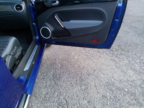Used 2013 Volkswagen Beetle 2.0T FWD image 36