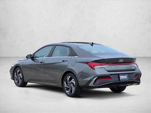 Used 2025 Hyundai Elantra Limited FWD image 7