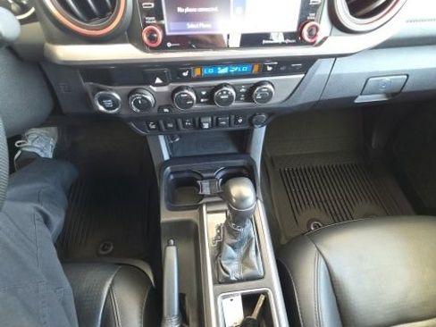 Used 2021 Toyota Tacoma Limited AWD/4WD image 10