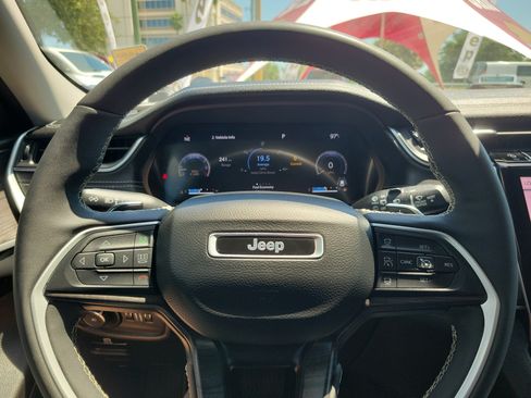 Used 2023 Jeep Grand Cherokee Limited AWD/4WD image 16