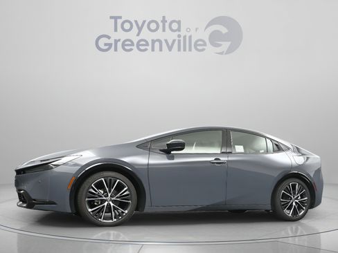 Used 2024 Toyota Prius XLE FWD image 2