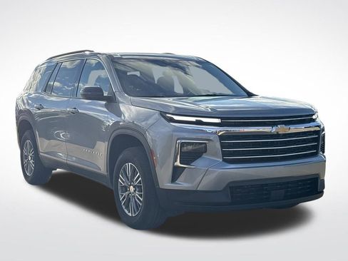 Used 2025 Chevrolet Traverse LT image 9