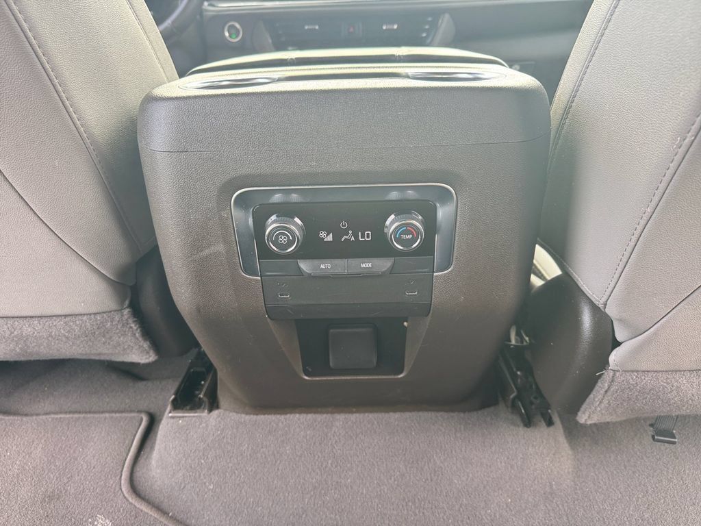 Used 2025 Chevrolet Suburban LT RWD image 29