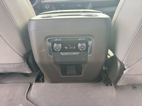 Used 2025 Chevrolet Suburban LT RWD image 29