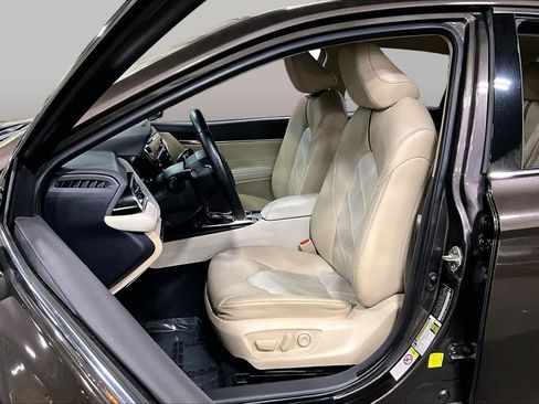 Certified 2018 Toyota Camry XLE w/ Audio Package FWD image 8