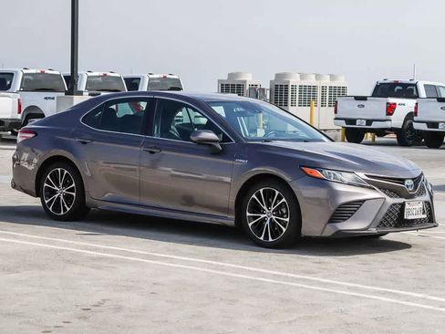 Used 2018 Toyota Camry SE FWD image 3