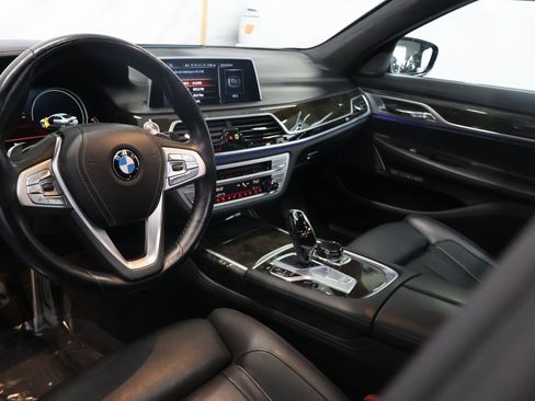 Used 2017 BMW 750i image 18