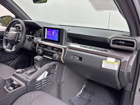 Used 2025 Toyota Tacoma SR5 AWD/4WD image 14