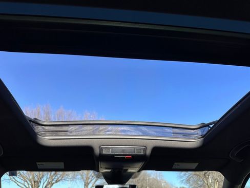 Used 2022 Volkswagen Tiguan SE R-Line image 18