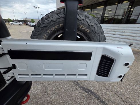 Used 2018 Jeep Wrangler Unlimited Rubicon AWD/4WD image 27