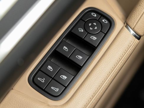 Certified 2022 Porsche Cayenne Platinum Edition image 19