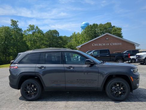 New 2025 Jeep Grand Cherokee Altitude image 2