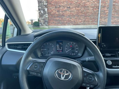 Used 2025 Toyota Corolla LE image 33