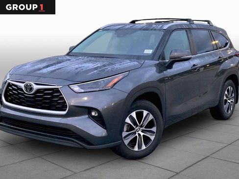 Used 2025 Toyota Highlander XLE FWD image 1