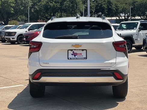 Used 2025 Chevrolet Trax LT FWD image 5