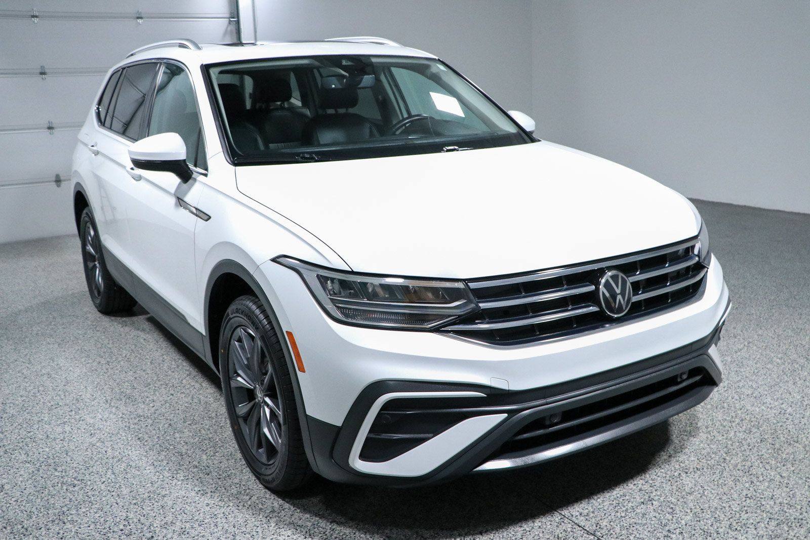 Used 2023 Volkswagen Tiguan SE w/ Panoramic Sunroof Package FWD image 5