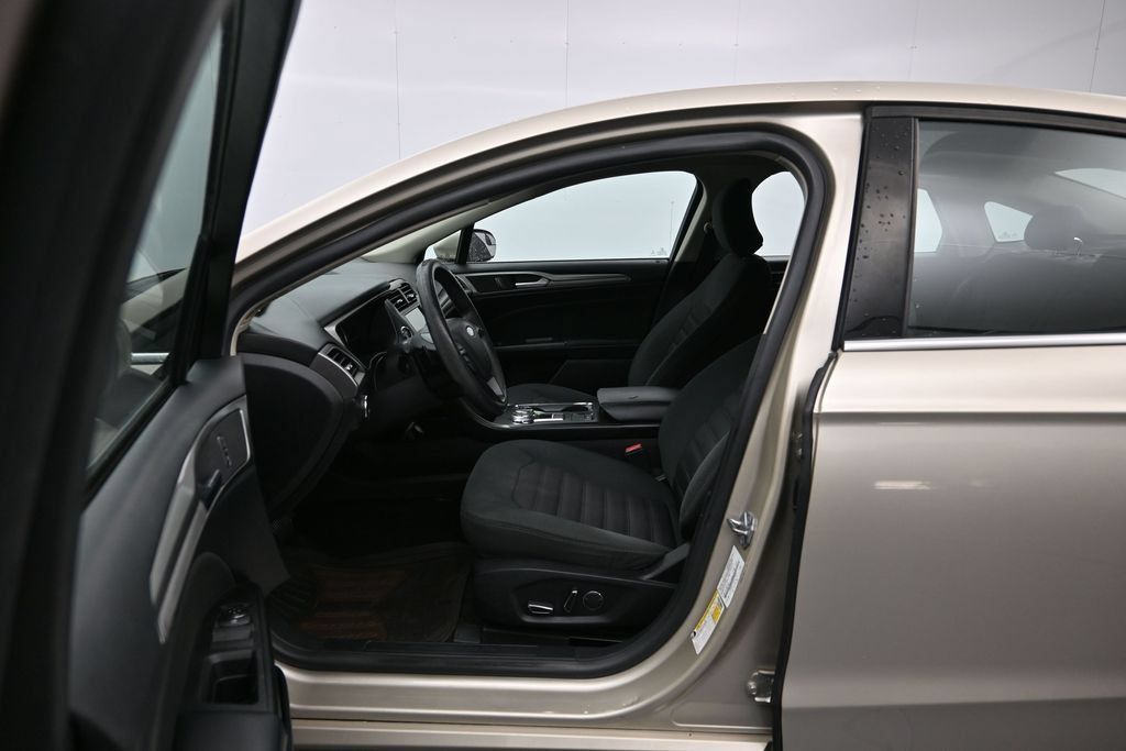 Used 2018 Ford Fusion SE w/ Fusion SE Technology Package FWD image 21