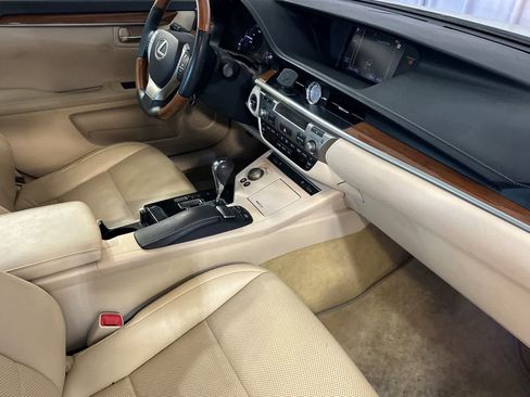 Used 2014 Lexus ES 300h w/ Premium Package w/Bamboo Trim FWD image 17