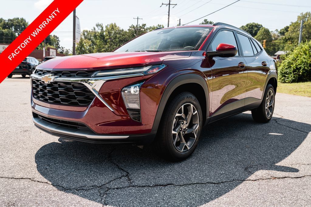Used 2025 Chevrolet Trax LT FWD image 3