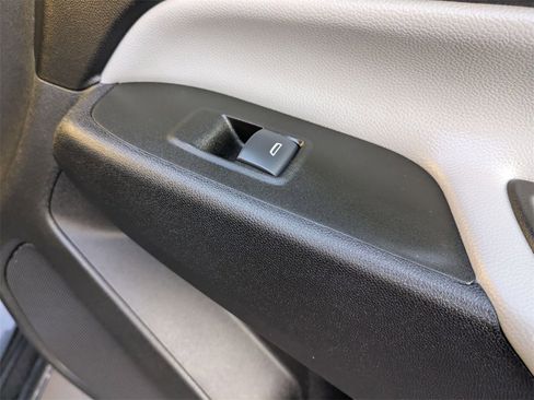 Used 2023 Chevrolet Equinox LT image 36