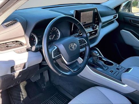 Used 2023 Toyota Highlander LE AWD/4WD image 16