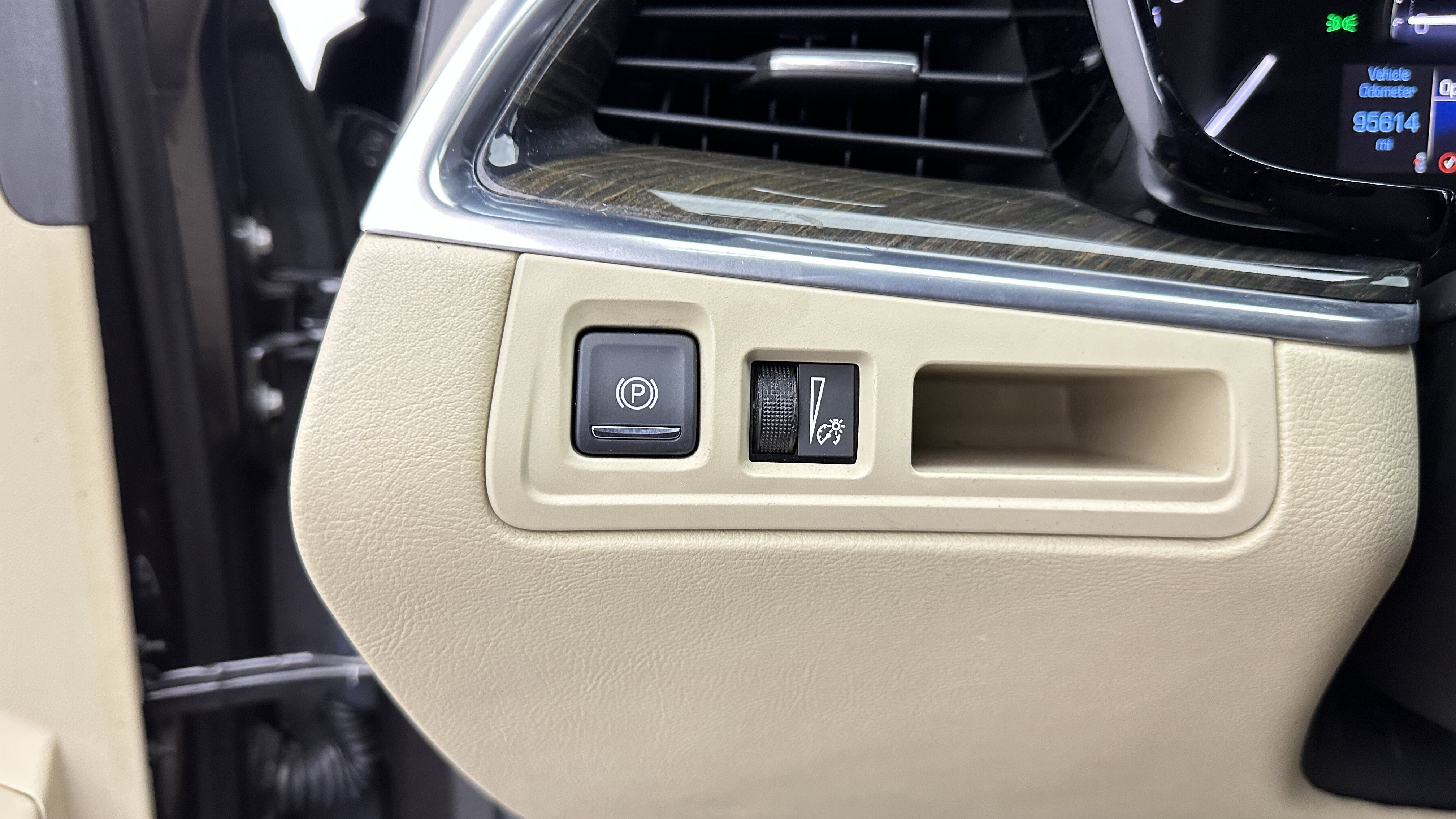 Used 2018 Cadillac XT5 FWD w/ LPO, Wheel Lock Package image 23