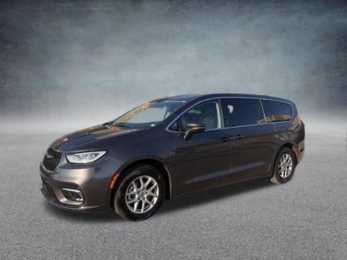 Used 2023 Chrysler Pacifica Touring-L image 11