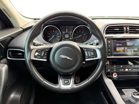 Used 2017 Jaguar F-PACE R-Sport image 16