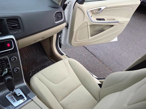 Used 2012 Volvo S60 T5 image 32