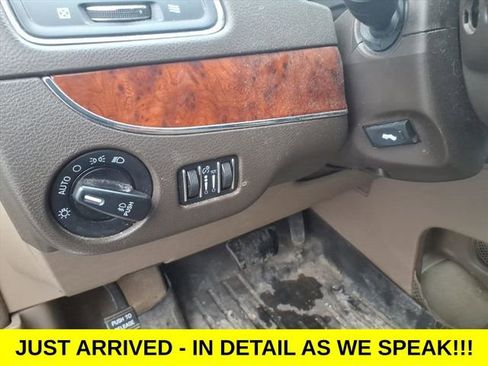 Used 2014 Chrysler Town & Country Touring-L w/ Driver Convenience Group image 17