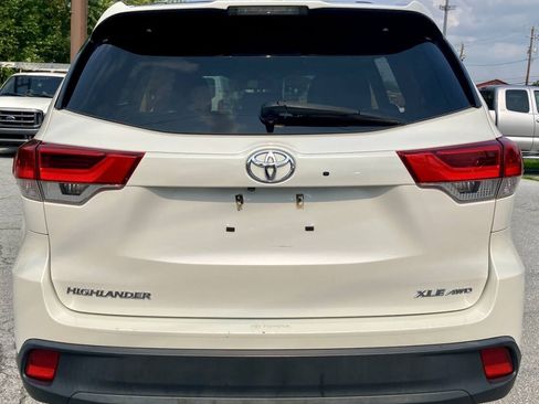 Used 2019 Toyota Highlander XLE AWD/4WD image 5