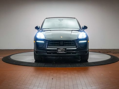 Certified 2024 Porsche Macan AWD/4WD image 9