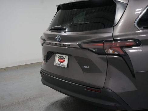 Used 2023 Toyota Sienna XLE FWD image 9