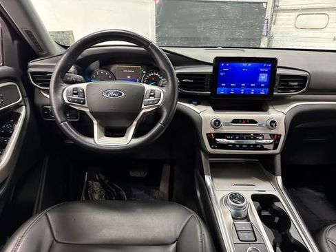 Used 2023 Ford Explorer XLT image 5