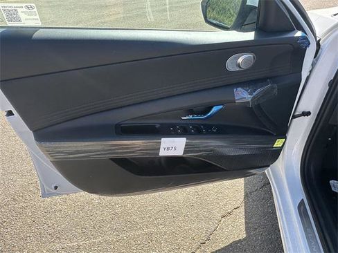 New 2025 Hyundai Elantra Limited image 10