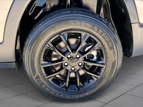 Used 2023 Jeep Cherokee Altitude Lux AWD/4WD image 11