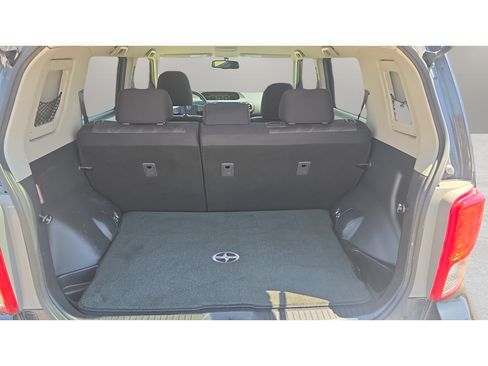 Used 2015 Scion xB FWD image 9