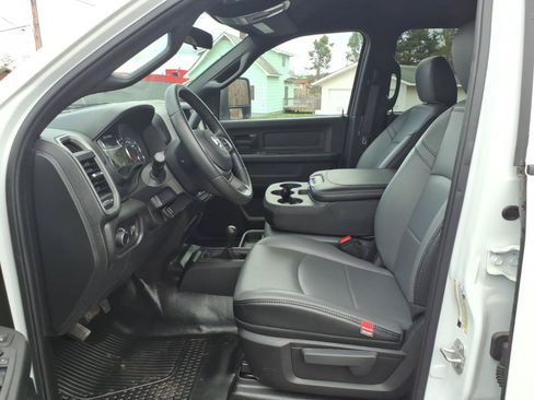 Used 2024 RAM 5500 Tradesman w/ Chrome Appearance Group AWD/4WD image 10