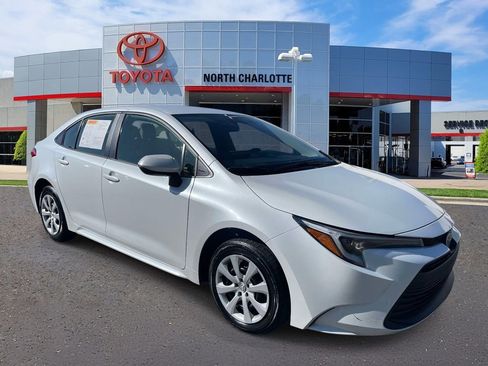 Used 2024 Toyota Corolla LE FWD image 2