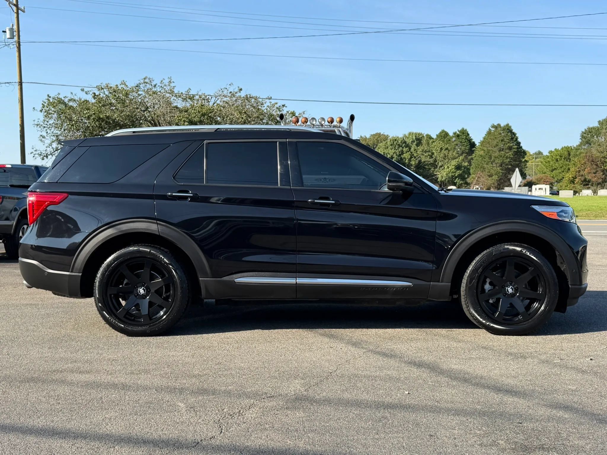 Used 2021 Ford Explorer Platinum w/ Equipment Group 601A AWD/4WD image 4
