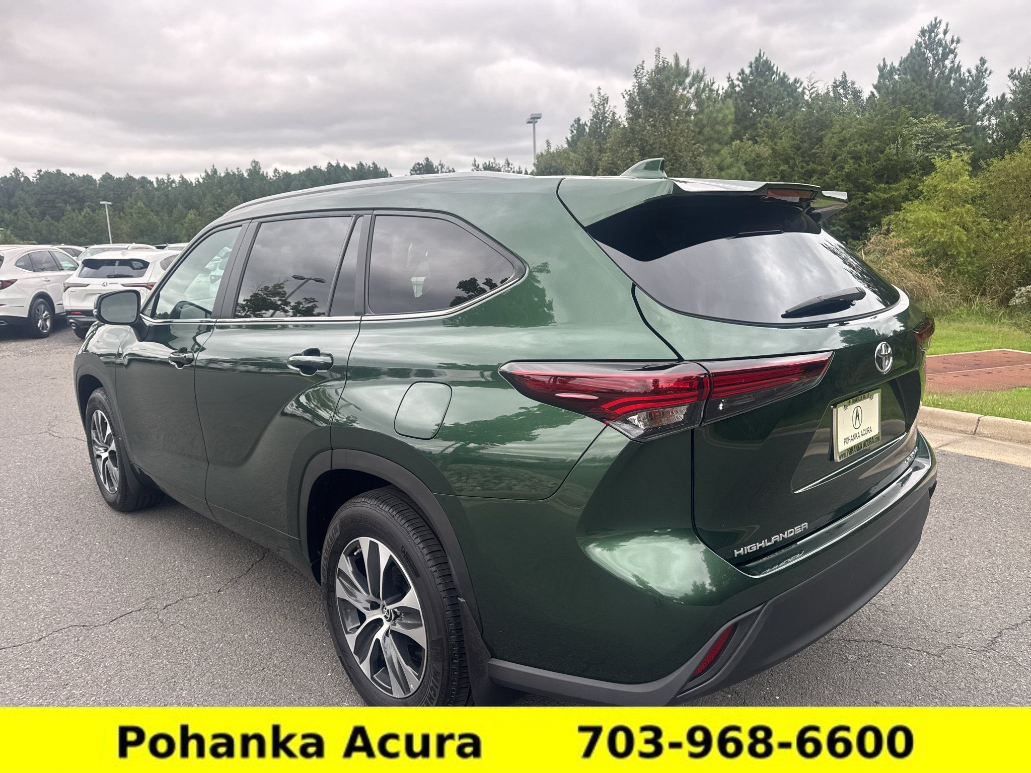 Used 2024 Toyota Highlander XLE AWD/4WD image 5