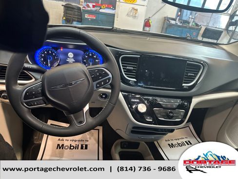 Used 2024 Chrysler Pacifica Touring-L FWD image 14