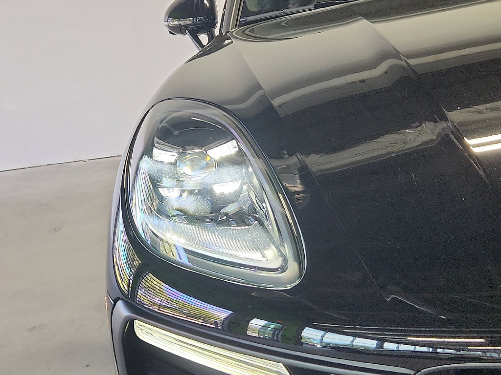 Certified 2026 Porsche Macan AWD/4WD image 9