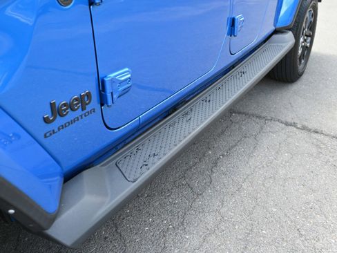 Used 2022 Jeep Gladiator Sport AWD/4WD image 13